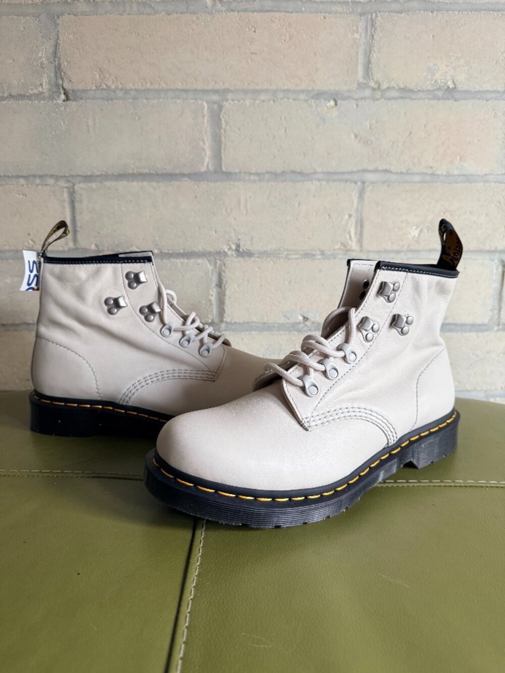 Dr. Martens cream 101 boot size US W 11 / UK 9 like new condition